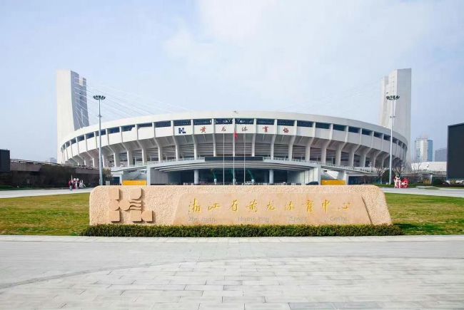2.曼城历史性三冠王在2022/23赛季，曼城经历了辉煌的时刻，成功赢得了历史性的三冠王，包括足总杯、英超和欧冠。